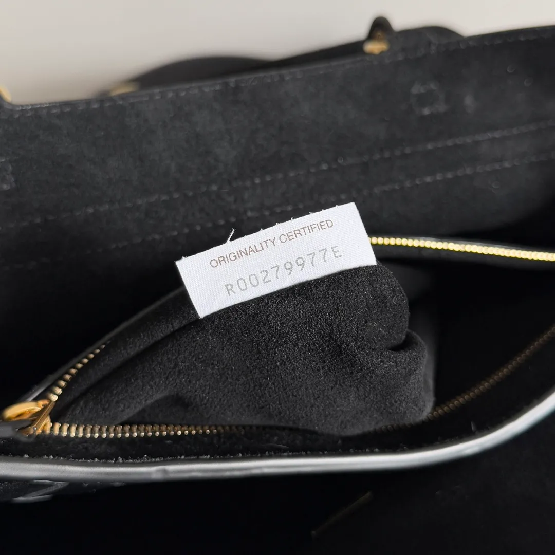 Batch 2360 BottegaVeneta Latest Ciao Ciao Bag Silky cowhide two-way flap handbag with signature twist detail, hidden hook closure, flap can be fastened to the front or attached to the INTRECCIATO woven interior pocket, comes with an adjustable and detachable crossbody strap, interior compartment, and also features a zippered pocket. The surprise flap has various shapes. Style 1 - Cover the bag surface and expose the knot decoration. Style 2 - Place the flap inside the bag. A buckle is also designed. Style 3 - The U-shaped position of the top handle in the hand bag. Style No.: 817231 Size: 34*26*15cm